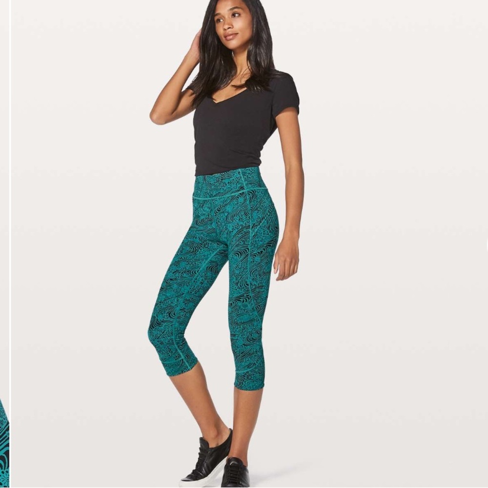 Lululemon In Movement Crop *Everlux 19” - Size 8 - Like New